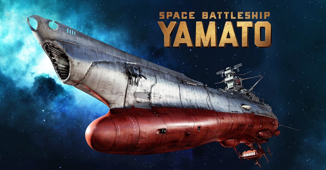 Un gros plan du vaisseau spatial Yamato, un vaisseau spatial de science-fiction emblématique, flottant dans l'espace étoilé. Le navire est représenté avec des détails réalistes, montrant des dommages de bataille et une usure générale. La couleur principale est un rouge rouillé sur la coque inférieure, avec des parties supérieures gris argenté et blanc. La coque arbore des plaques de métal rivetées, des antennes et divers éléments technologiques. L'arrière-plan est une vaste étendue d'espace avec des nébuleuses bleu-violet.