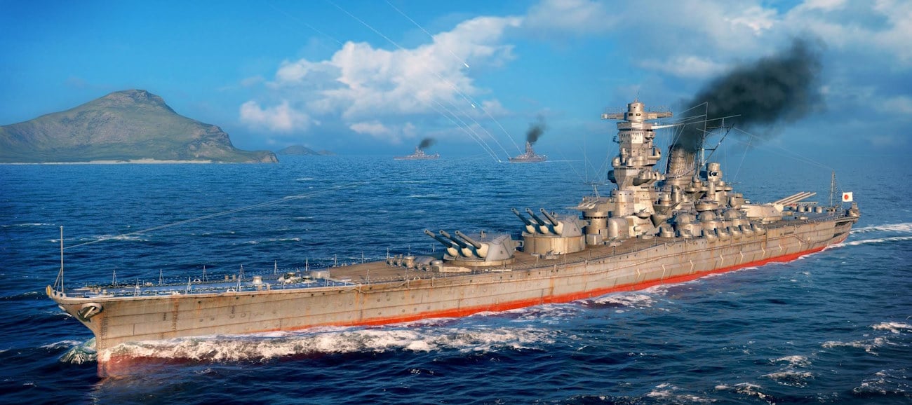 Le cuirassé Yamato, navire de guerre japonais emblématique, majestueux et imposant, fend les eaux bleues d'une mer calme sous un ciel ensoleillé. Deux autres navires de guerre sont visibles au loin. De la fumée s'échappe de ses cheminées.