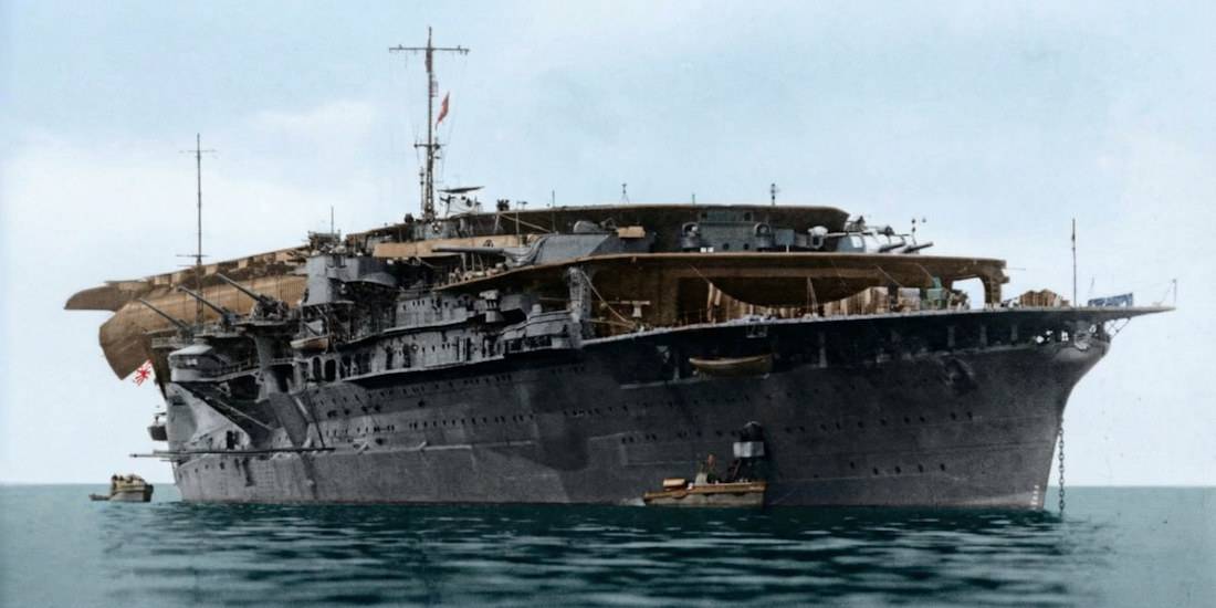 Porte-avions japonais Kaga en configuration initiale à trois ponts d'envol, navire de la Marine impériale japonaise avant sa modernisation, vue historique colorisée en mer.
