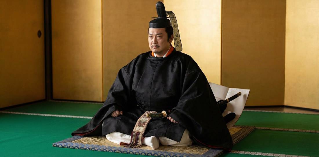 Portrait de Tokugawa Iemitsu, troisième shogun du shogunat Tokugawa, en tenue traditionnelle de cérémonie assis dans un palais japonais.
