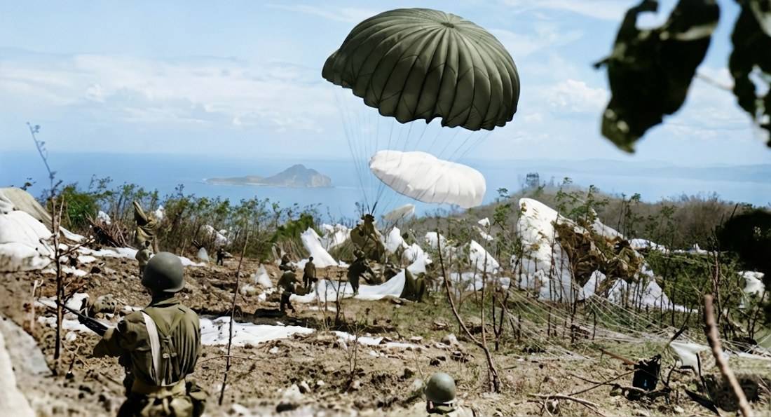 Parachutistes du 503e régiment d'infanterie américain atterrissant sur l'île de Corregidor aux Philippines en février 1945 pendant la Seconde Guerre mondiale.
