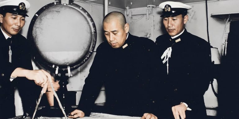 Amiral Isoroku Yamamoto et son état-major examinant des cartes stratégiques à bord du cuirassé Nagato en 1940.