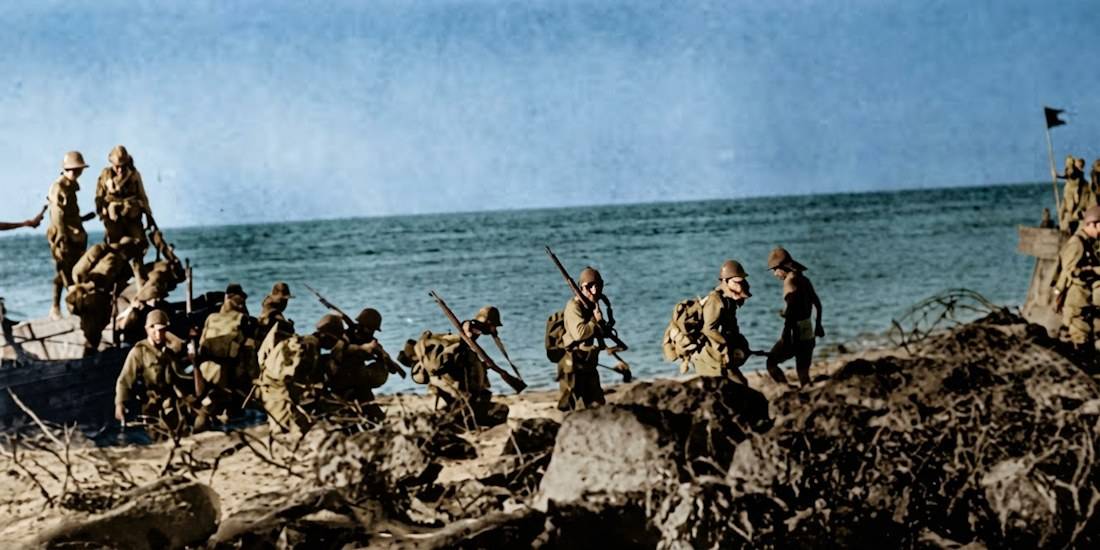 Soldats de l'armée impériale japonaise débarquant sur les plages de l'île de Corregidor aux Philippines en mai 1942 pendant la Seconde Guerre mondiale.