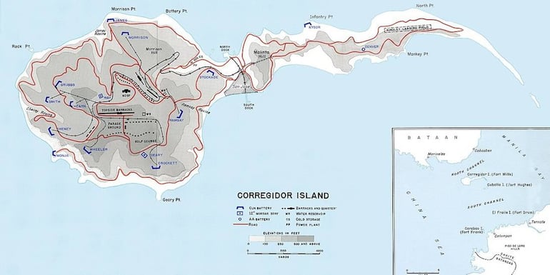 Carte historique détaillée de l'île de Corregidor aux Philippines en 1942 montrant les installations militaires, les batteries d'artillerie, le tunnel de Malinta et le terrain d'aviation Kindley pendant la Seconde Guerre mondiale.