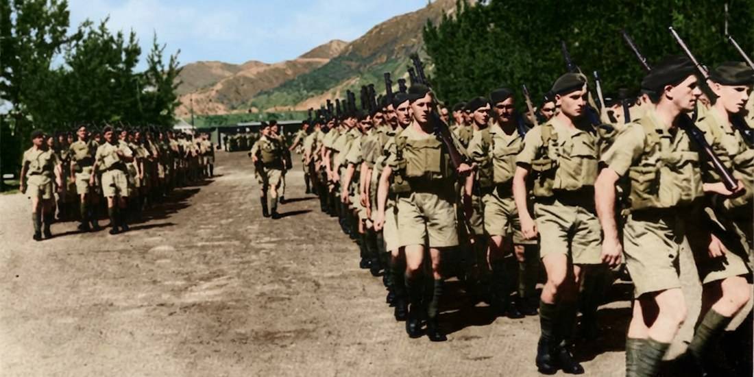 Soldats canadiens des Winnipeg Grenadiers de la Force C défilant en uniforme d'été à leur arrivée à Hong Kong en novembre 1941 avant la bataille contre les forces japonaises.