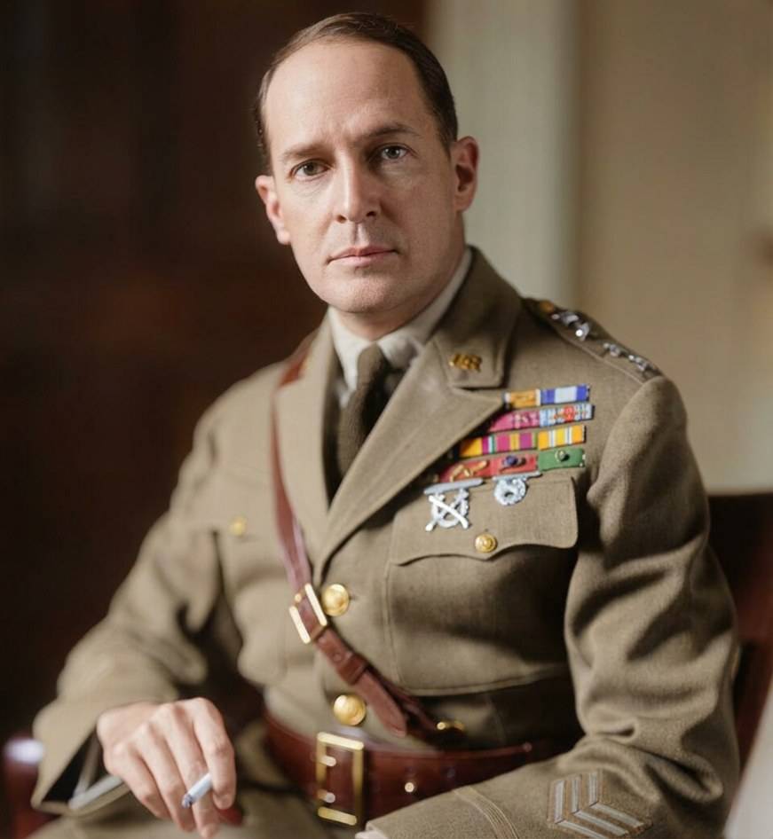 Portrait en couleur du Général Douglas MacArthur en uniforme militaire aux Philippines en 1941, tenant une cigarette.
