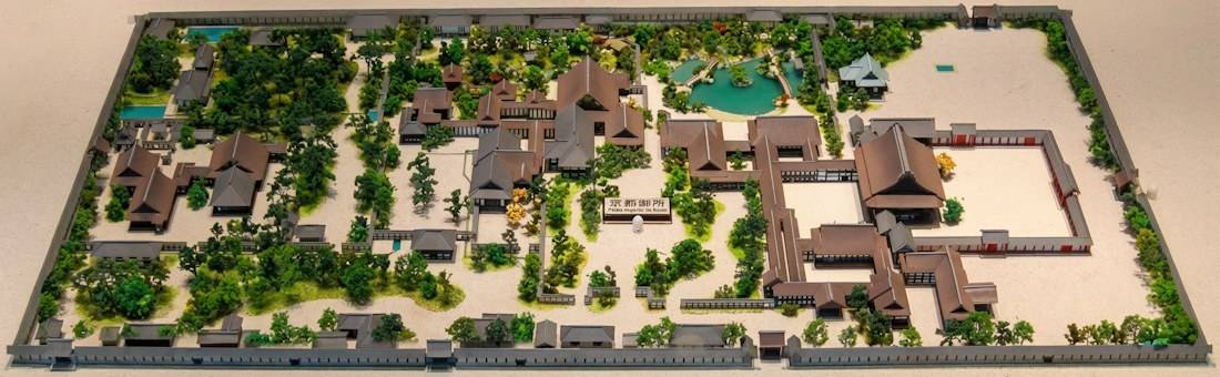 Maquette détaillée du plan du Palais Impérial de Kyoto (Kyoto Gosho) au Japon, montrant l'architecture traditionnelle des pavillons, les jardins japonais et l'enceinte fortifiée vus de dessus.