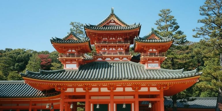 Soryu-ro, la tour du dragon bleu au sanctuaire Heian-jingu à Kyoto, architecture traditionnelle japonaise vermillon sous un ciel bleu.