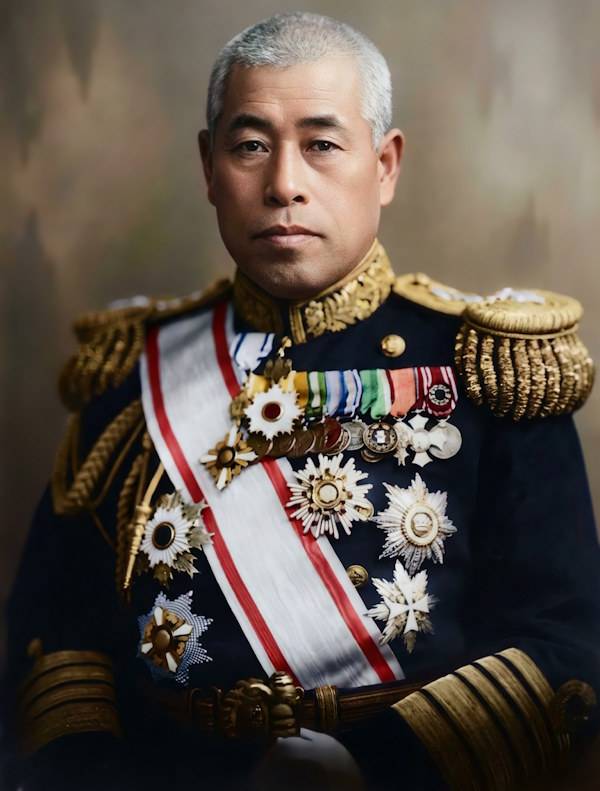 Portrait colorisé de l'amiral japonais Isoroku Yamamoto en uniforme de gala avec ses médailles militaires, commandant en chef de la Flotte combinée pendant la Seconde Guerre mondiale.