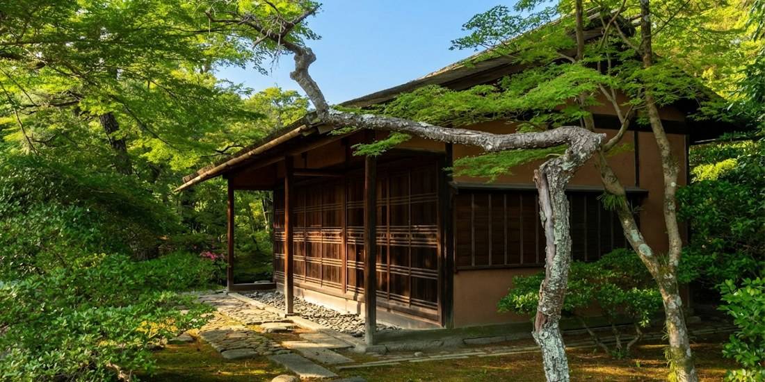 Pavillon Izumidono dans le jardin du Palais Impérial de Kyoto (Kyoto Gosho) entouré de verdure et d'érables japonais.