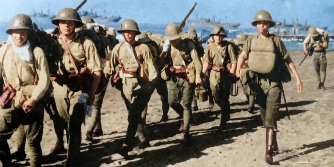 Soldats de la 14e armée impériale japonaise débarquant sur la plage du golfe de Lingayen à Luçon, Philippines, en décembre 1941 pendant la Seconde Guerre mondiale.