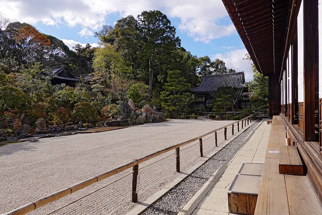 Jardin sec karesansui Toranoko-watashi au temple Konchi-in à Kyoto, avec gravier ratissé, rochers symbolisant des tigres et architecture traditionnelle japonaise sous un ciel bleu.