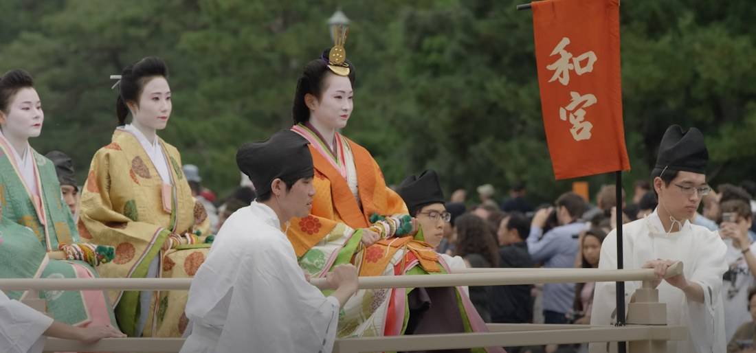 Une princesse impériale en costume traditionnel junihitoe portée sur un palanquin lors du défilé du festival Jidai Matsuri à Kyoto, devant le sanctuaire Heian Jingu.