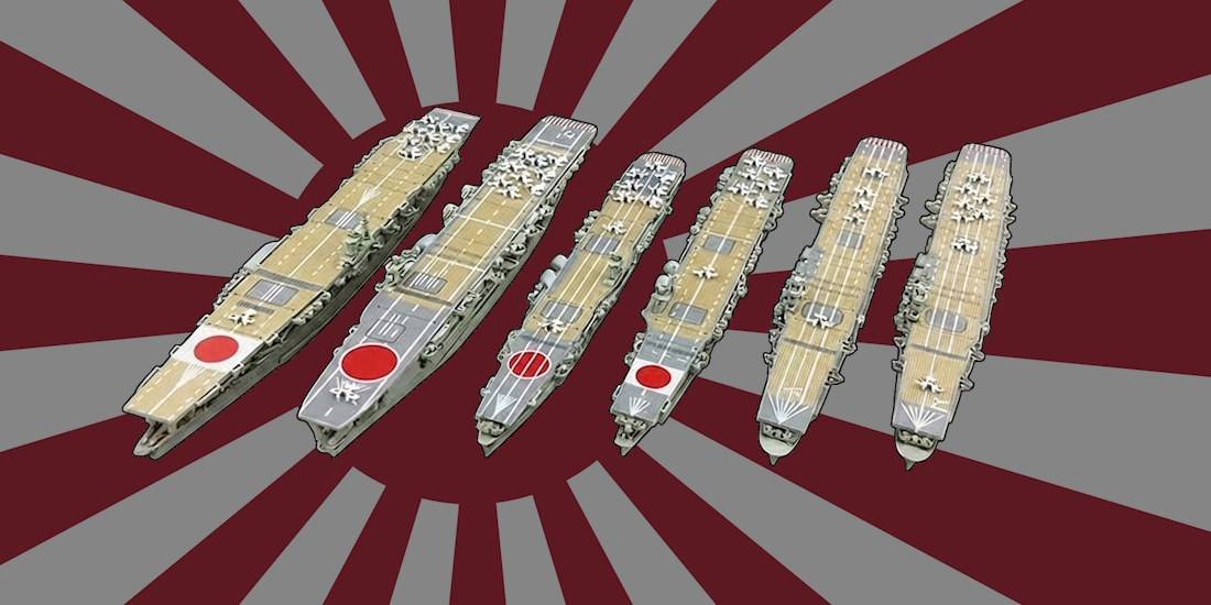 Maquettes des six porte-avions japonais de la Kido Butai, incluant l'Akagi et le Kaga, disposées devant le drapeau de la Marine Impériale japonaise.
