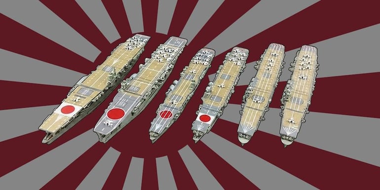 Maquettes des six porte-avions japonais de la Kido Butai, incluant l'Akagi et le Kaga, disposées devant le drapeau de la Marine Impériale japonaise.