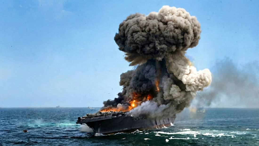 Explosion massive sur le porte-avions américain USS Lexington CV-2 en feu durant la bataille de la mer de Corail en mai 1942.