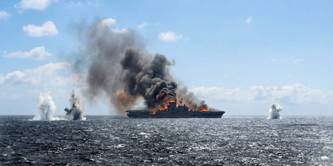USS Lexington CV-2 en feu après une attaque japonaise lors de la bataille de la mer de Corail en 1942, fumée noire s'élevant du porte-avions américain touché.