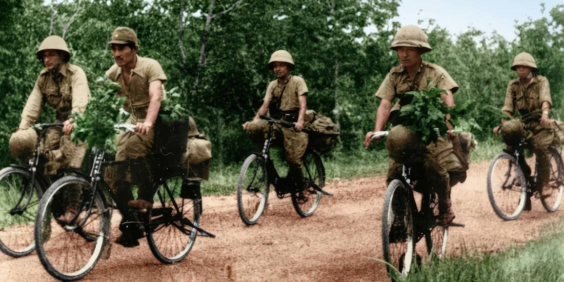 Soldats de l'infanterie de l'Armée impériale japonaise à bicyclette sur une route de terre pendant l'invasion de la Malaisie en 1941, Seconde Guerre mondiale.