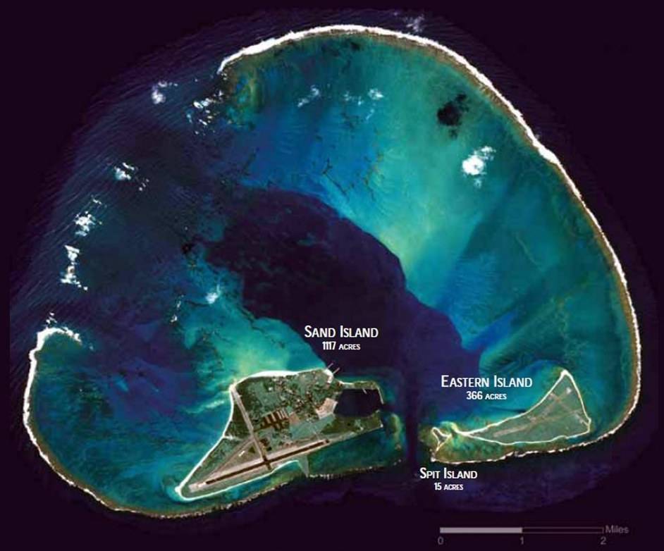 Vue aérienne satellite de l'atoll de Midway montrant Sand Island, Eastern Island et Spit Island avec leurs superficies respectives pour illustrer le théâtre de la bataille de Midway en 1942.