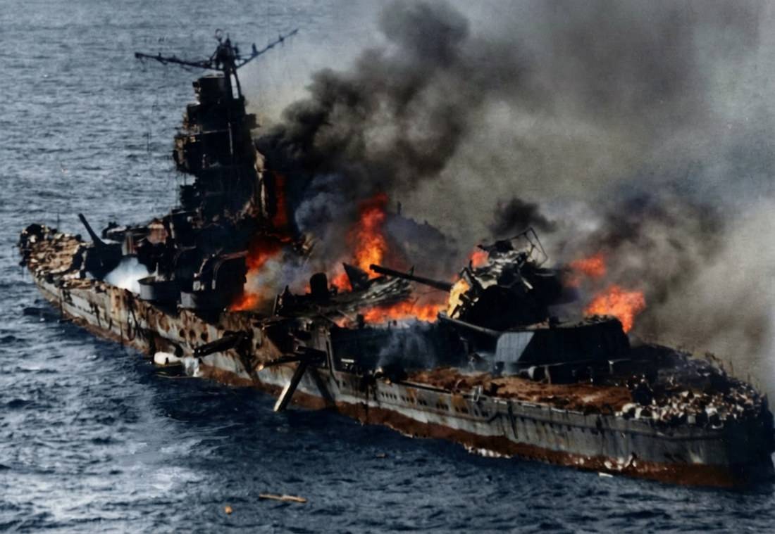 Croiseur lourd japonais Mikuma en feu et gravement endommagé après des attaques aériennes américaines lors de la bataille de Midway en juin 1942.