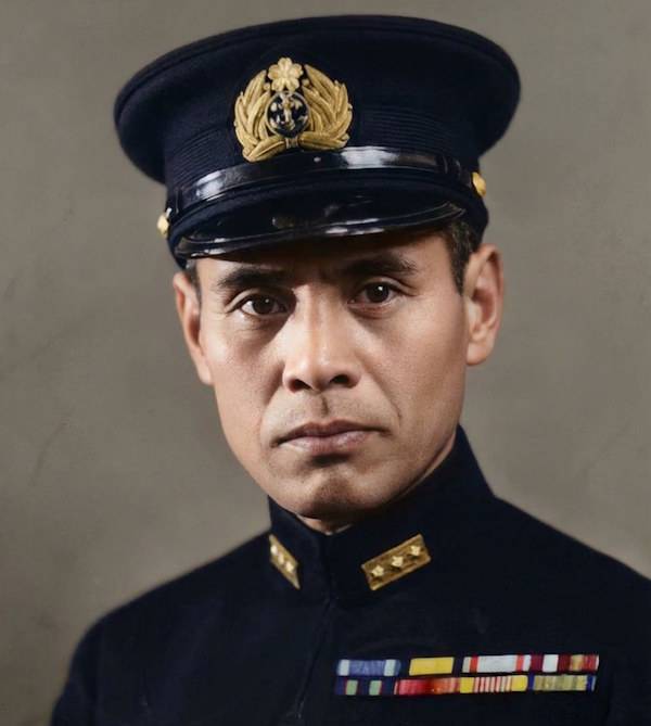 Portrait de Minoru Genda, officier de la Marine impériale japonaise, portant son uniforme bleu marine avec casquette d'officier et décorations militaires.