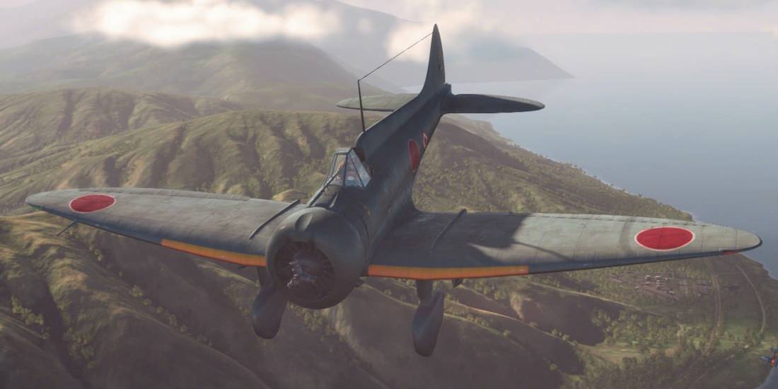 Chasseur japonais Mitsubishi A5M Claude en vol au-dessus d'un paysage côtier montagneux, avion de la Seconde Guerre mondiale avec cocardes rouges (Hinomaru).