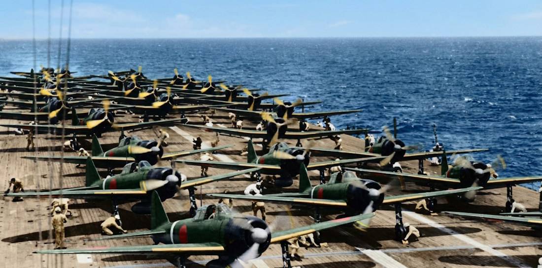 Chasseurs Mitsubishi A6M Zero alignés sur le pont d'envol du porte-avions japonais Akagi pendant la Seconde Guerre mondiale, vue historique colorisée.