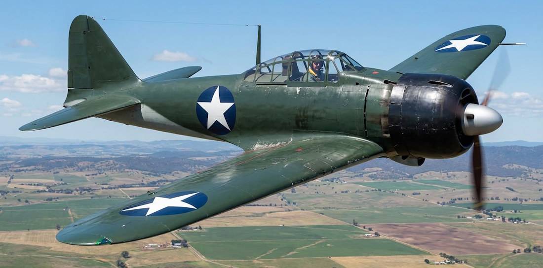 Chasseur japonais Mitsubishi A6M3 Zero, connu sous le nom de "Zero d'Akutan", capturé en 1942 et photographié en vol avec des cocardes américaines pendant la Seconde Guerre mondiale.