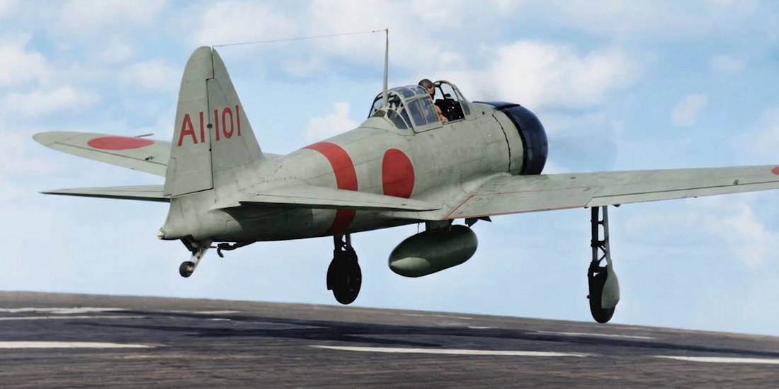 Chasseur japonais Mitsubishi A6M Zero décollant du pont d'un porte-avions pendant la Seconde Guerre mondiale, vue arrière montrant les marquages rouges et le train d'atterrissage.