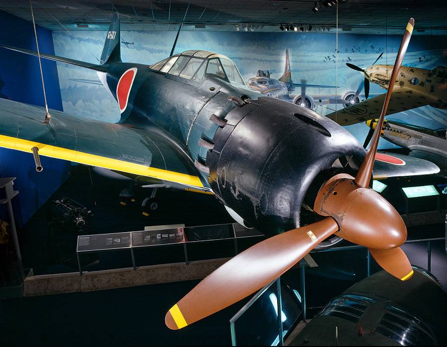 Chasseur japonais Mitsubishi A6M5 modèle 52 Zero exposé au Smithsonian National Air and Space Museum, vue rapprochée du moteur et de l'hélice.