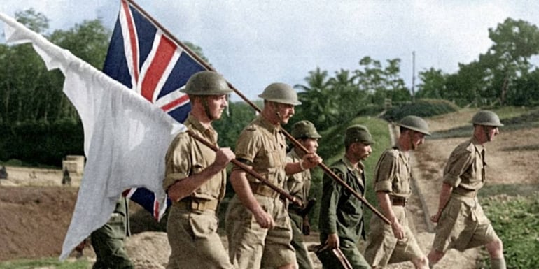 Soldats britanniques portant un drapeau blanc et l'Union Jack lors de la reddition de Singapour aux forces japonaises en février 1942 pendant la Seconde Guerre mondiale.