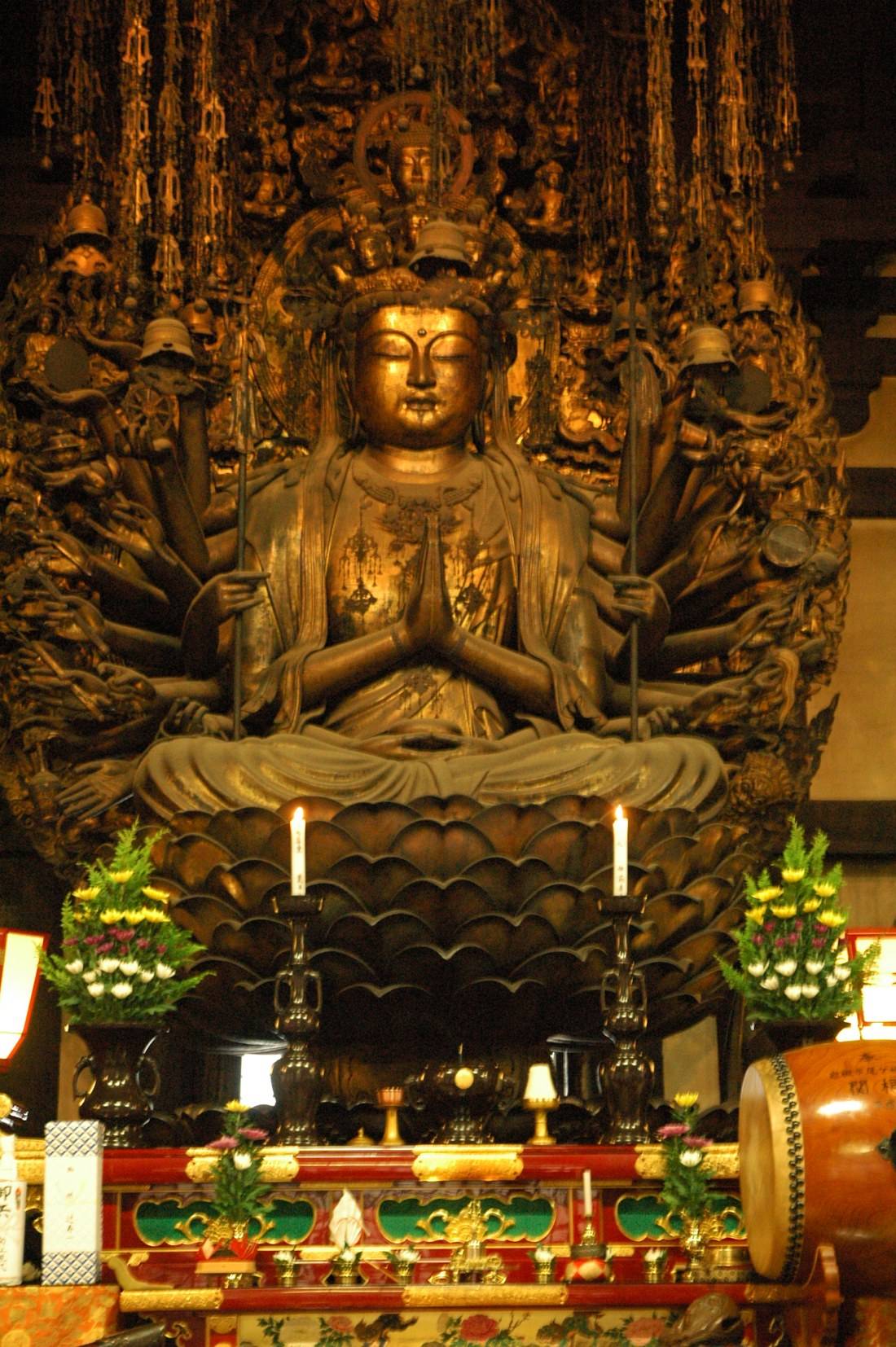 Statue dorée de la déesse de la compassion Senju Kannon, entourée de ses multiples bras, dans le sanctuaire principal du temple Sanjūsangen-dō à Kyoto, Japon.