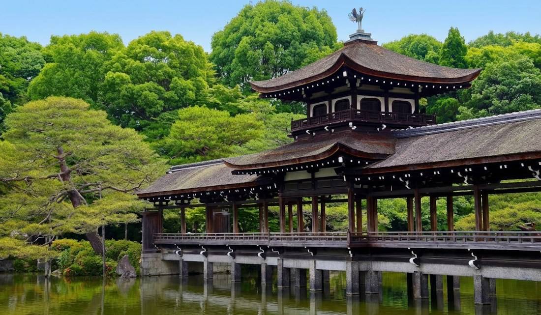 Pont couvert Taihei-kaku en bois traversant l'étang du jardin Shin-en au sanctuaire Heian-jingu à Kyoto, Japon, entouré d'une végétation luxuriante se reflétant dans l'eau sous un ciel bleu.