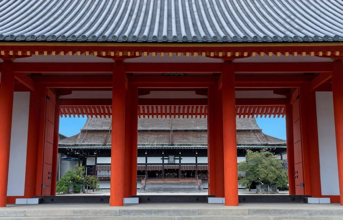 Vue du bâtiment Shishinden à travers une porte vermillon au palais impérial de Kyoto Gosho au Japon.