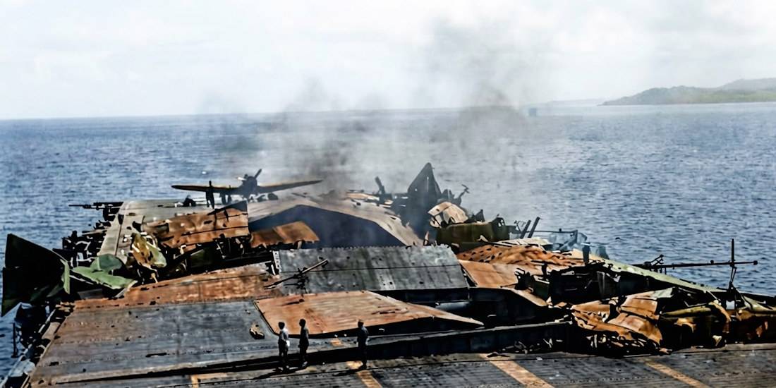 Dégâts sur le pont d'envol du porte-avions japonais Shokaku après l'attaque aérienne américaine lors de la bataille de la mer de Corail en mai 1942.