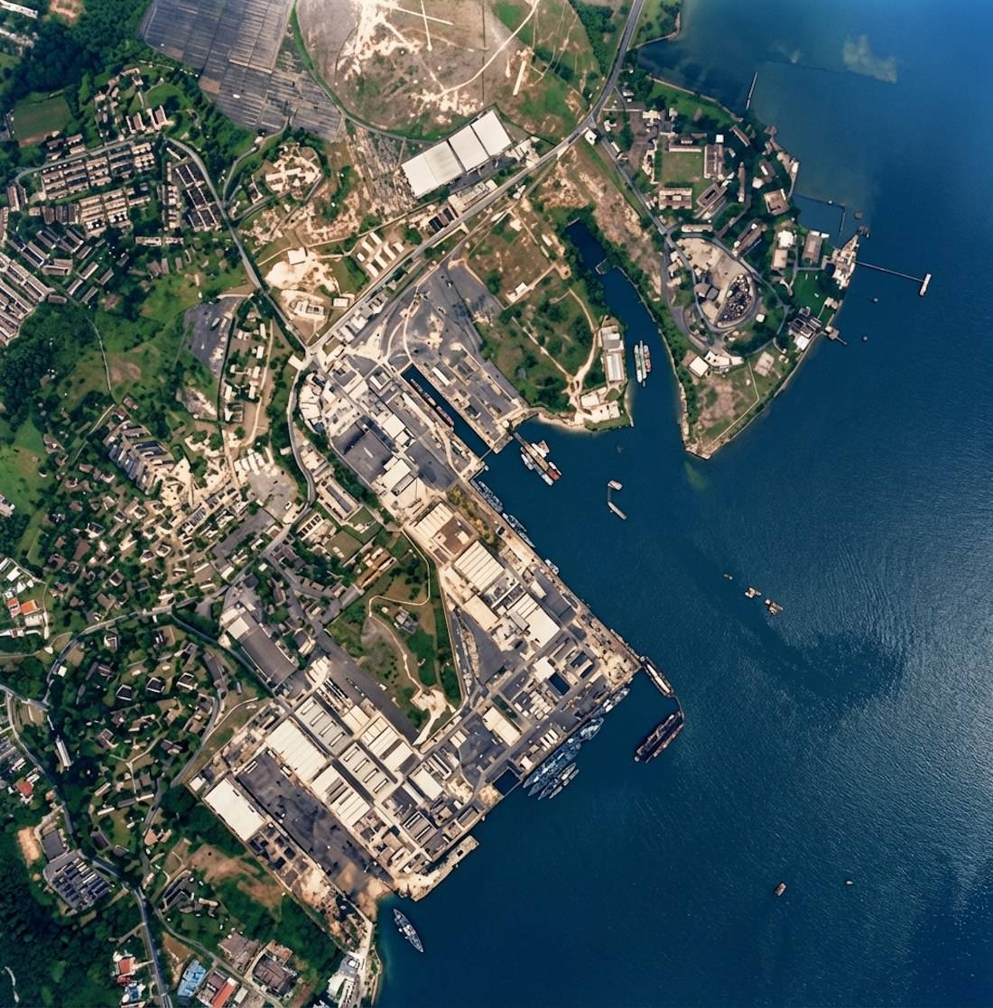 Vue aérienne historique de la base navale britannique de Sembawang à Singapour montrant le dock King George VI et les installations portuaires avant la Seconde Guerre mondiale.
