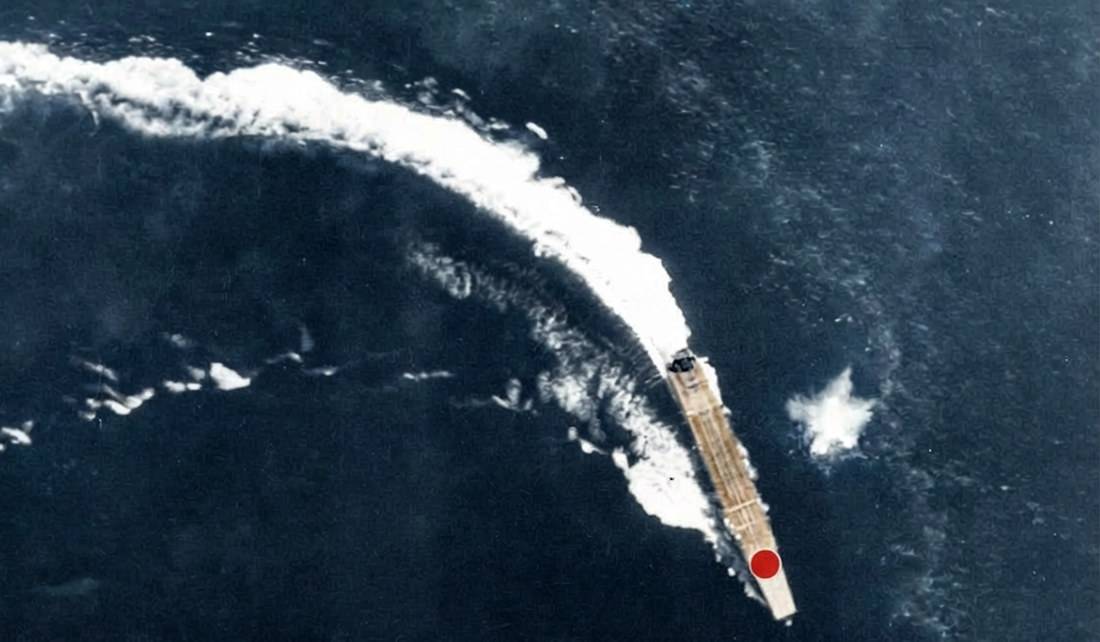 Vue aérienne du porte-avions japonais Soryu effectuant une manœuvre d'évitement sous les bombes américaines lors de la bataille de Midway en 1942.