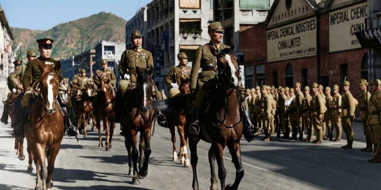 Lieutenant-général Takashi Sakai à cheval menant les troupes japonaises lors de l'entrée à Hong Kong en décembre 1941, défilé militaire devant les bâtiments de l'Imperial Chemical Industries.