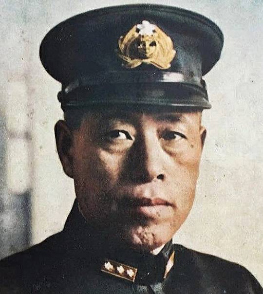 Portrait en gros plan de l'amiral japonais Isoroku Yamamoto en uniforme militaire avec sa casquette d'officier de la Marine impériale.