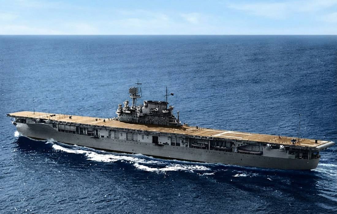 Porte-avions américain USS Yorktown CV-5 en mer lors de ses essais officiels en 1937, vue latérale du navire de guerre historique de la marine des États-Unis.