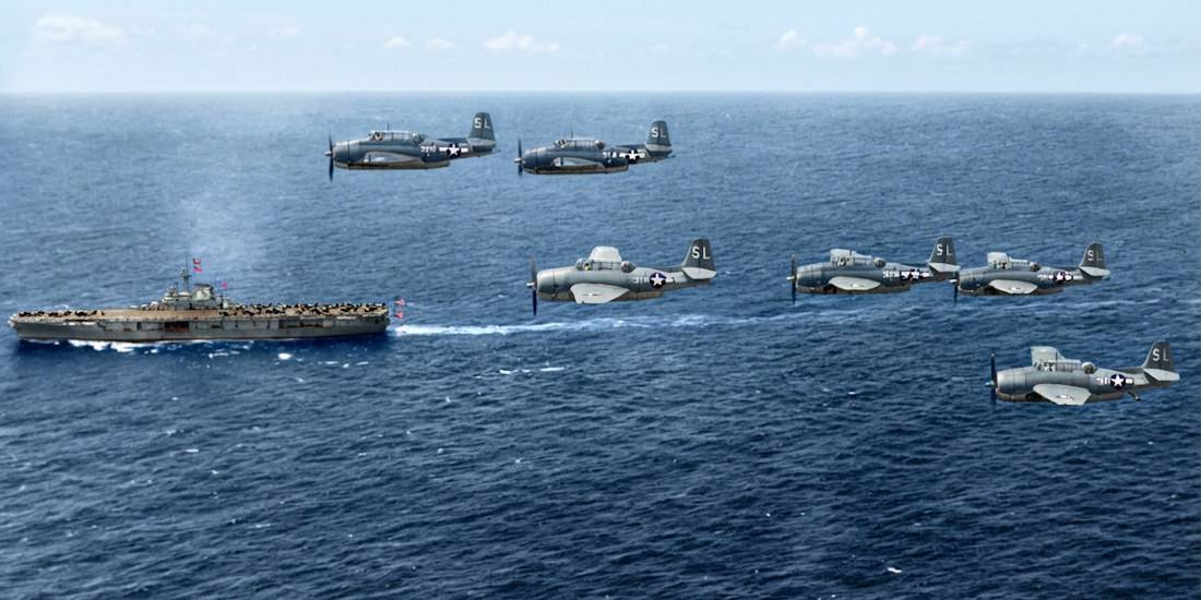 Photographie colorisée du porte-avions USS Yorktown (CV-5) naviguant en mer avec une formation de bombardiers-torpilleurs Douglas TBD-1 Devastator en vol avant la bataille de la mer de Corail en 1942.