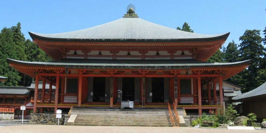 Temple Amida-do du mont Hiei Enryaku-ji à Kyoto, bâtiment bouddhiste traditionnel rouge avec toit en pente sous un ciel bleu.