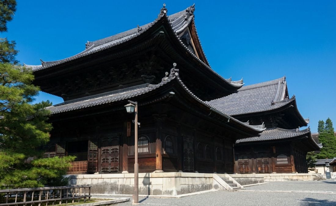 Buddha Hall et Dharma Hall du temple Myoshin-ji à Kyoto, bâtiments traditionnels en bois sous ciel bleu