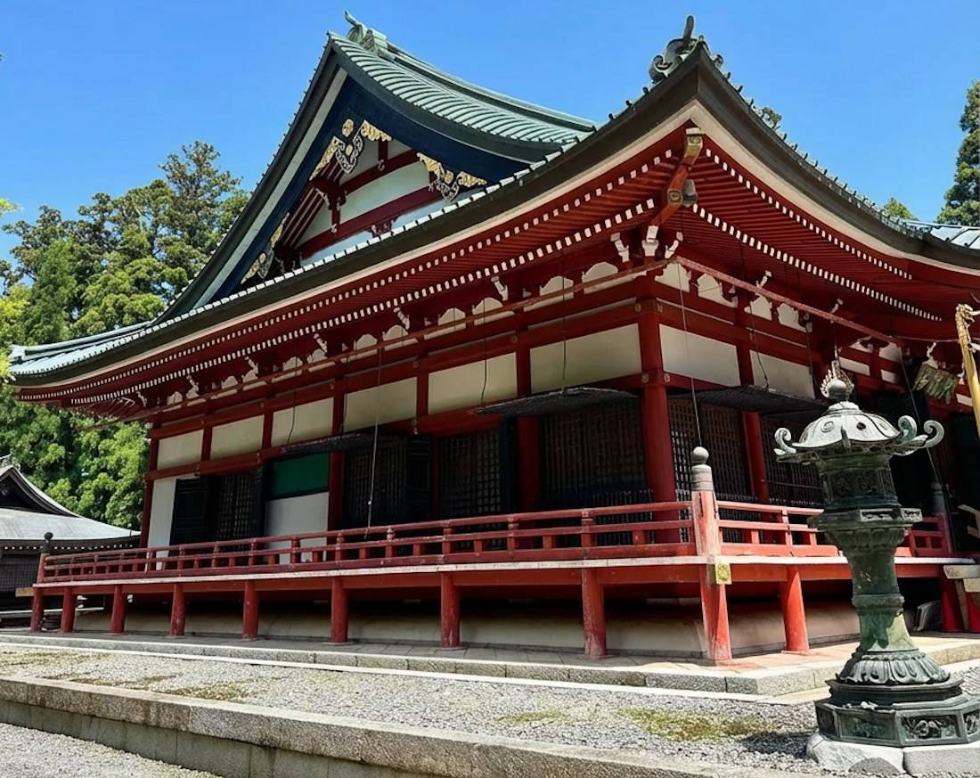 Temple bouddhiste Daikodo à Enryaku-ji sur le mont Hiei près de Kyoto, architecture traditionnelle japonaise en bois rouge avec toit typique sous un ciel bleu.