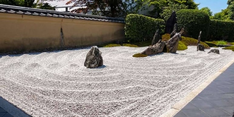 Jardin zen Dokuza-tei au temple Daitoku-ji à Kyoto avec gravier ratissé et rochers décoratifs