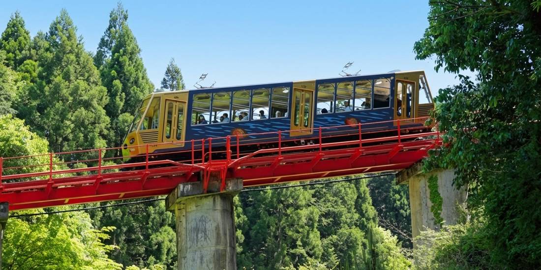Funiculaire de Sakamoto circulant sur un viaduc rouge au mont Hiei à Otsu, près de Kyoto, Japon.