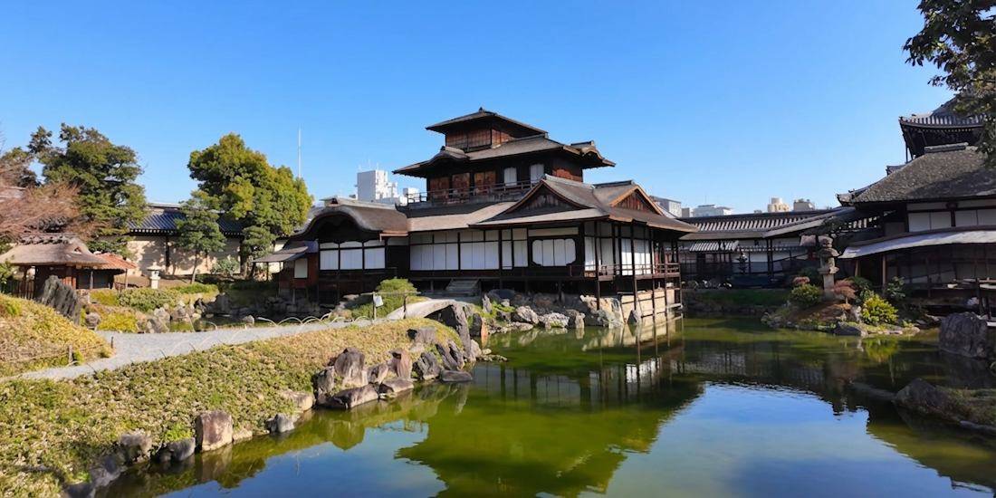 Pavillon Hiunkaku en bois au bord d'un étang dans le jardin Teku-en du temple Nishi Hongan-ji à Kyoto, Japon.