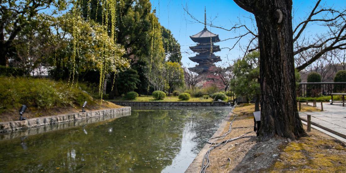Vue du bassin Hyotan-ike avec le reflet de la pagode à cinq étages du temple To-ji sous un ciel bleu à Kyoto, Japon.