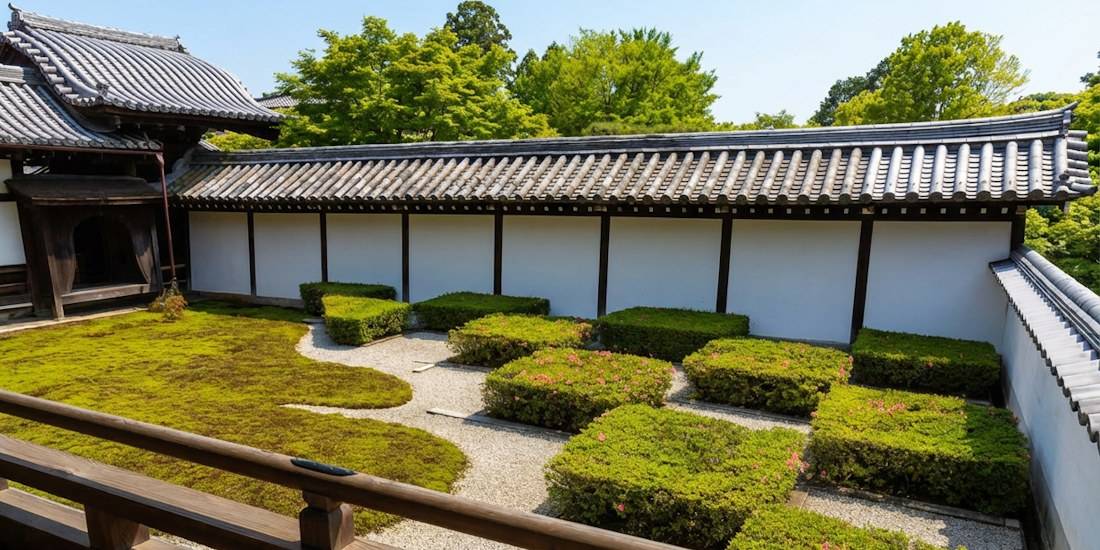 Vue en plongée du jardin de mousse nord du temple Tofuku-ji à Kyoto, montrant des buissons d'azalées taillés en carrés sur un lit de gravier blanc et de mousse verte, bordé par un mur traditionnel japonais.