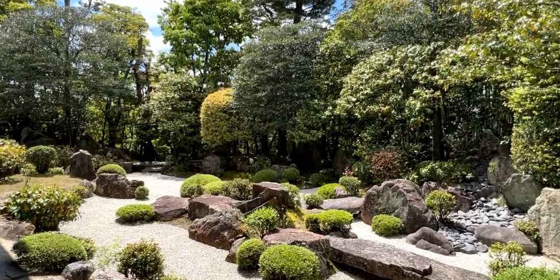Jardin zen de pierres au temple Myoshin-in à Kyoto, avec sable ratissé, rochers et arbustes soigneusement taillés